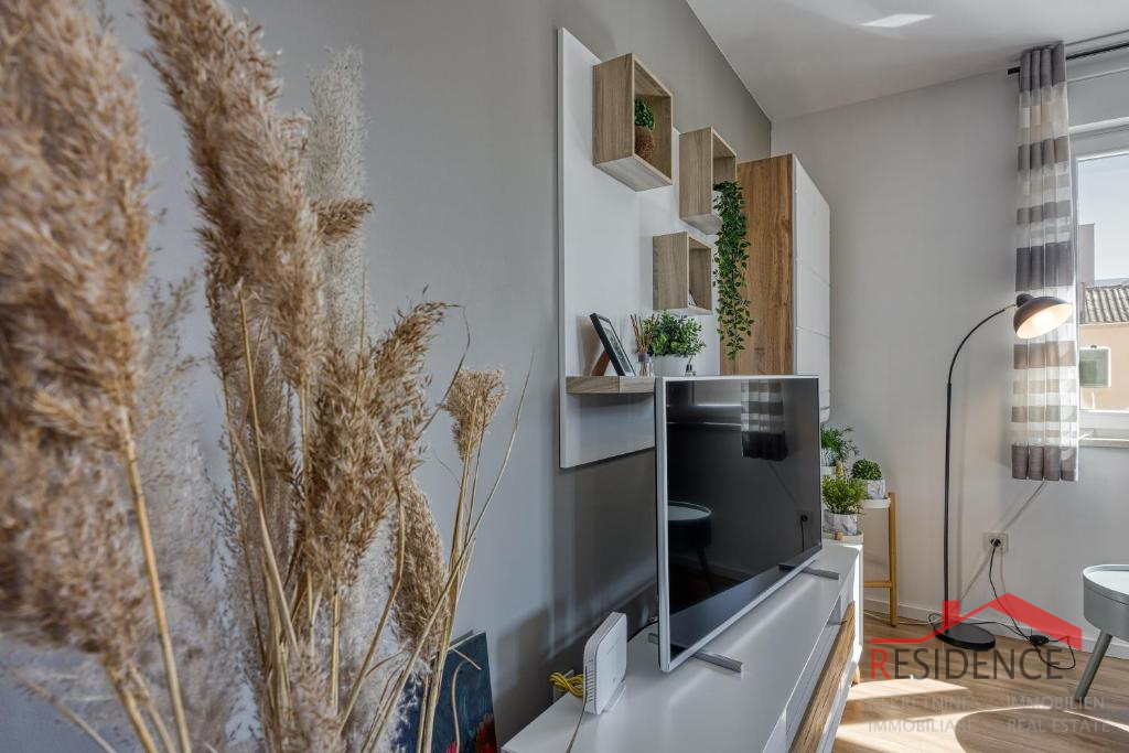 Galižana – Una bella casa bifamiliare con piscina e vista sul mare