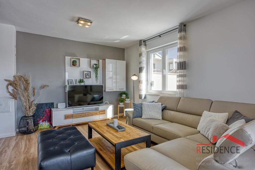 Galižana – Una bella casa bifamiliare con piscina e vista sul mare