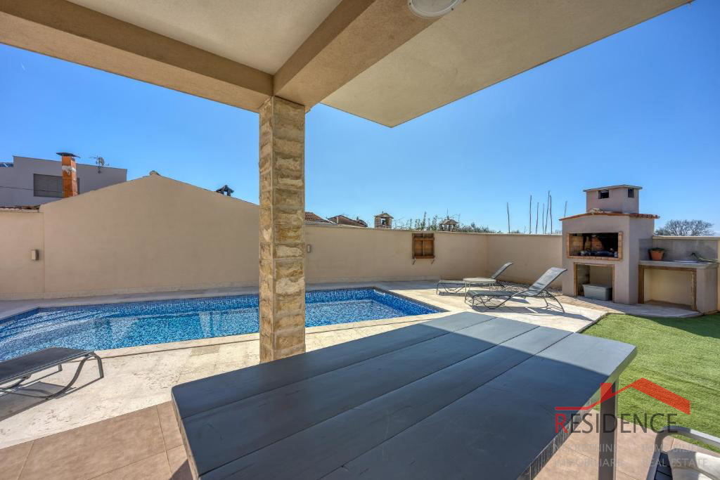 Galižana – Una bella casa bifamiliare con piscina e vista sul mare