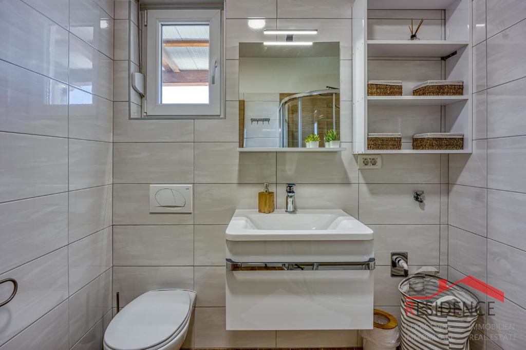 Galižana – Una bella casa bifamiliare con piscina e vista sul mare