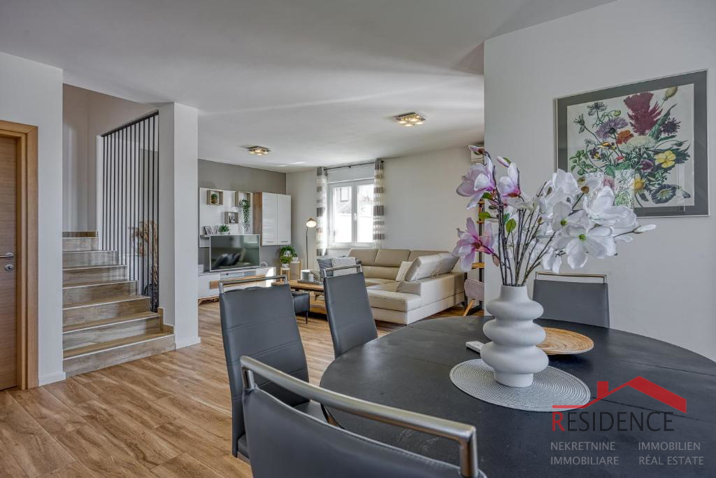 Galižana – Una bella casa bifamiliare con piscina e vista sul mare