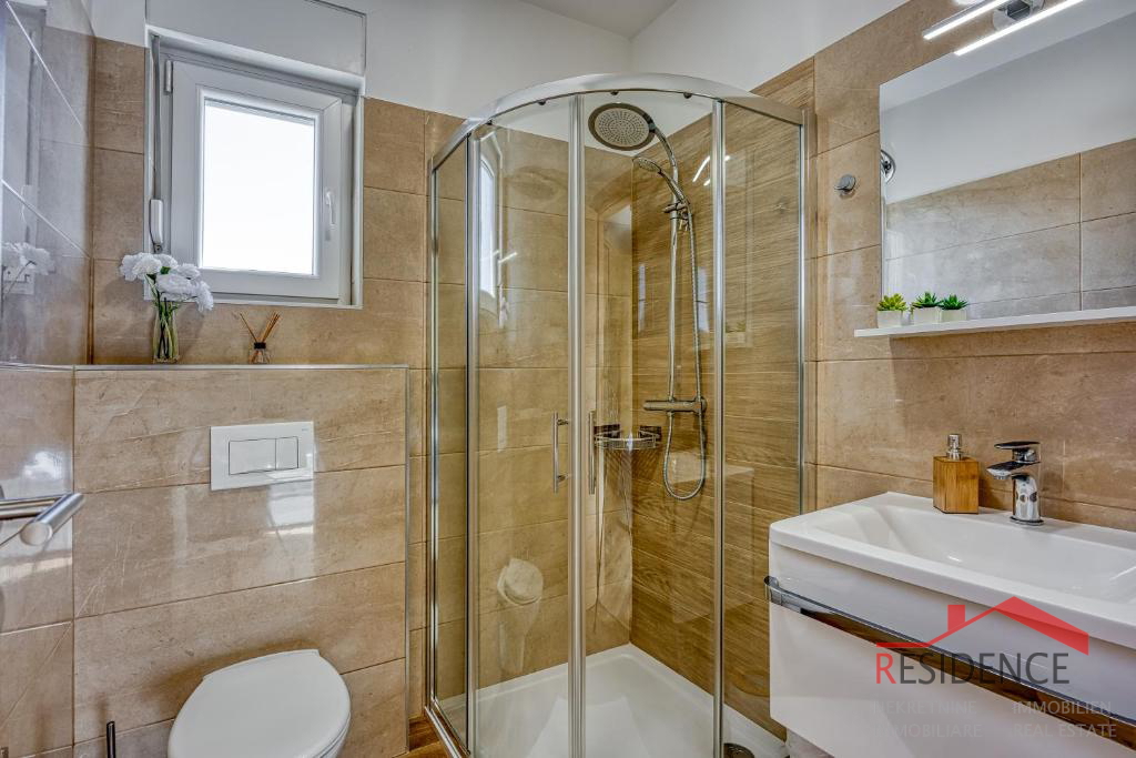 Galižana – Una bella casa bifamiliare con piscina e vista sul mare