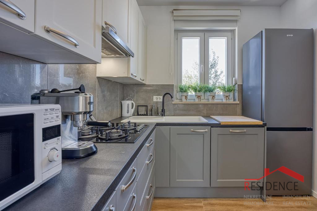 Galižana – Una bella casa bifamiliare con piscina e vista sul mare