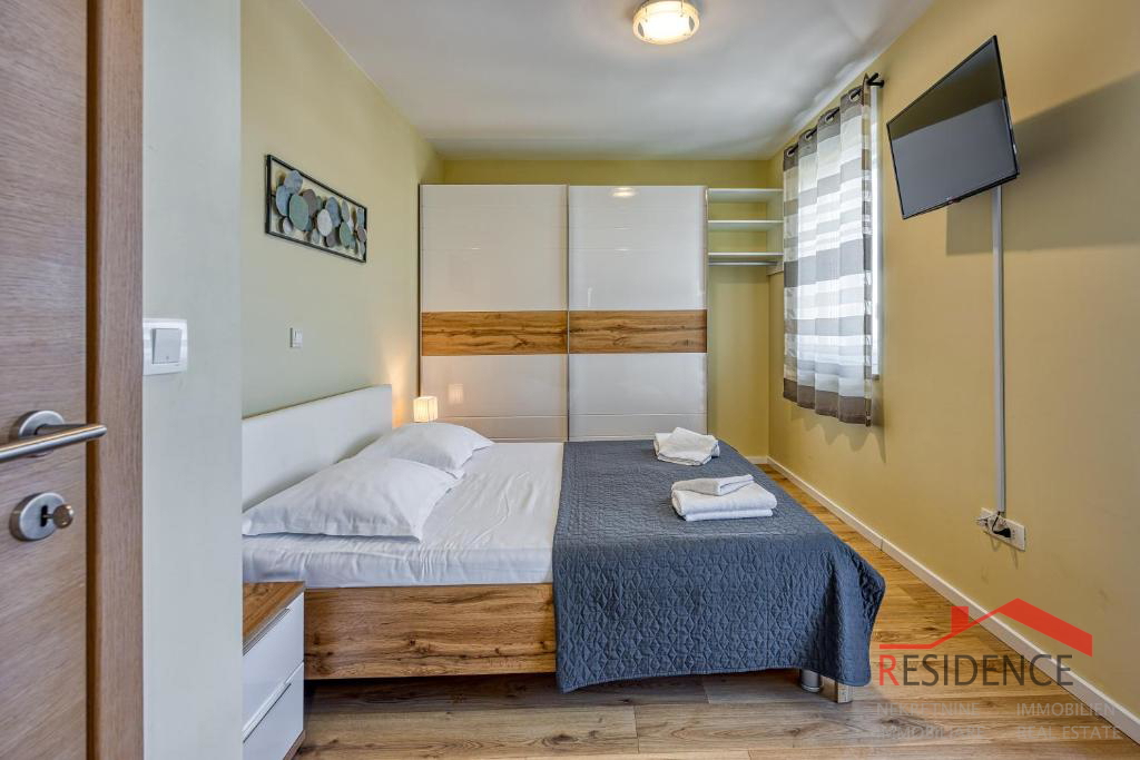 Galižana – Una bella casa bifamiliare con piscina e vista sul mare