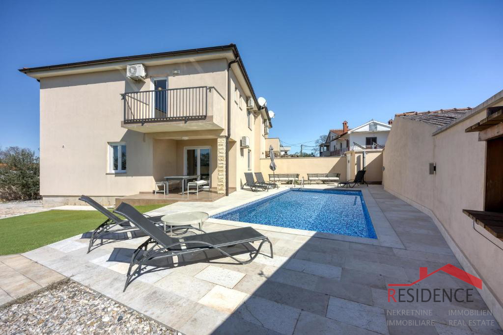 Galižana – Una bella casa bifamiliare con piscina e vista sul mare