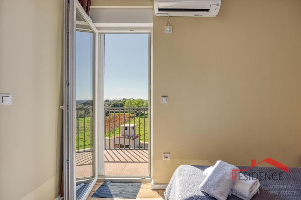 Galižana – Una bella casa bifamiliare con piscina e vista sul mare