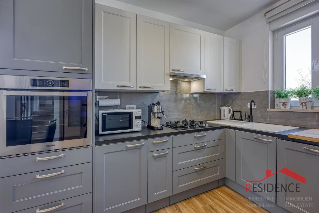 Galižana – Una bella casa bifamiliare con piscina e vista sul mare