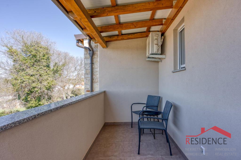 Galižana – Una bella casa bifamiliare con piscina e vista sul mare