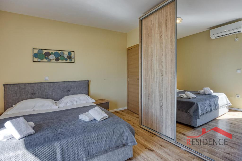 Galižana – Una bella casa bifamiliare con piscina e vista sul mare