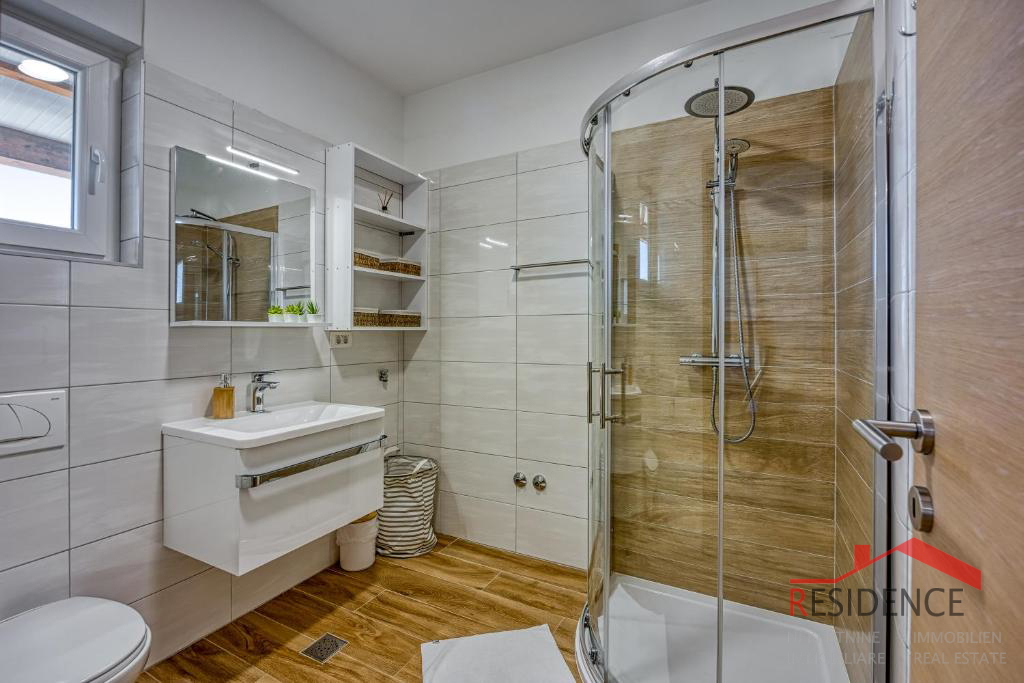 Galižana – Una bella casa bifamiliare con piscina e vista sul mare