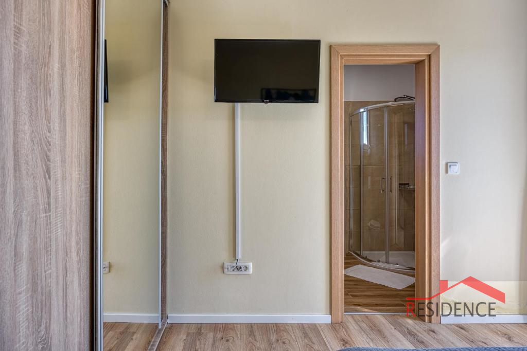 Galižana – Una bella casa bifamiliare con piscina e vista sul mare