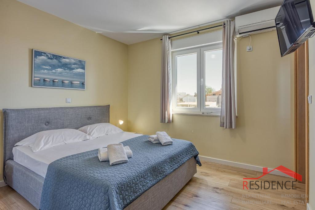 Galižana – Una bella casa bifamiliare con piscina e vista sul mare