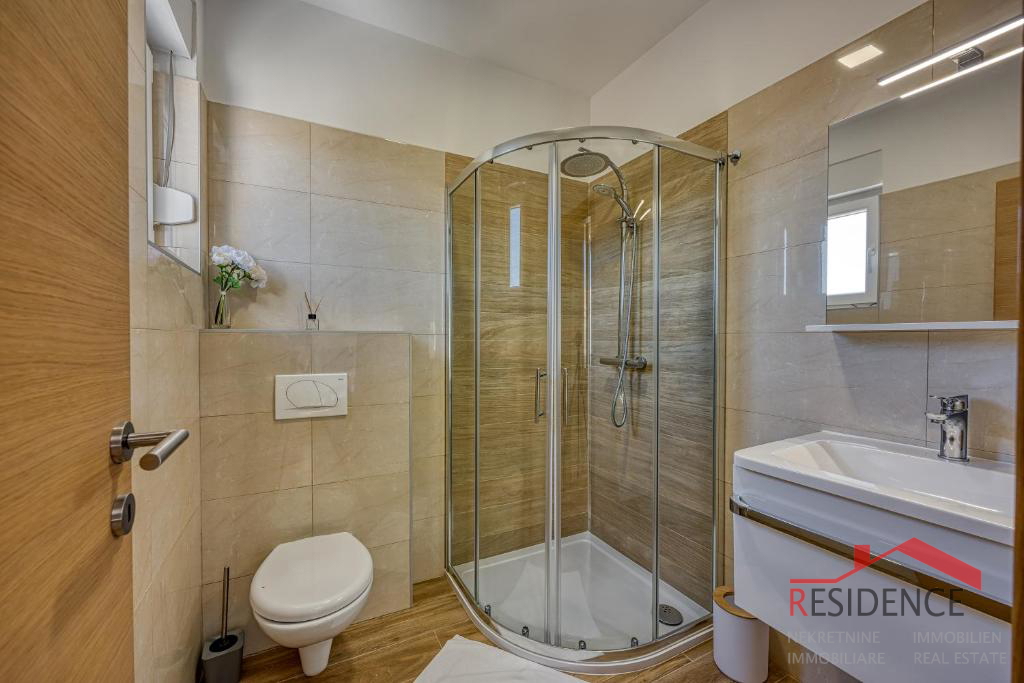 Galižana – Una bella casa bifamiliare con piscina e vista sul mare