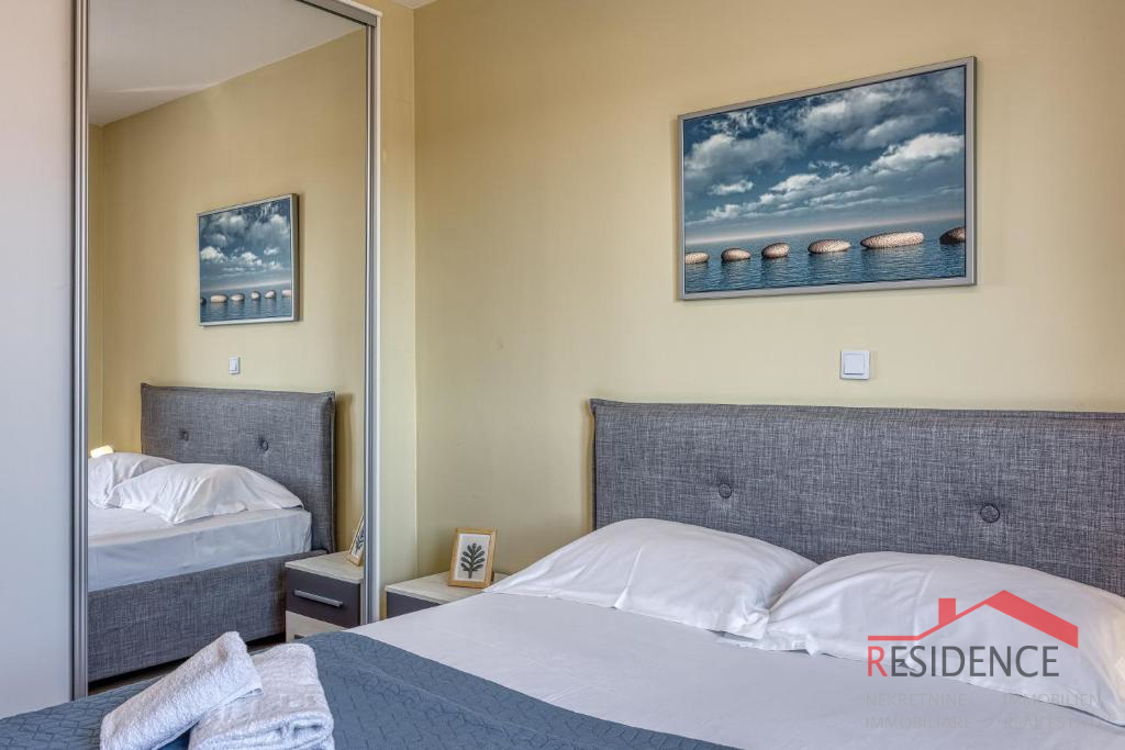 Galižana – Una bella casa bifamiliare con piscina e vista sul mare