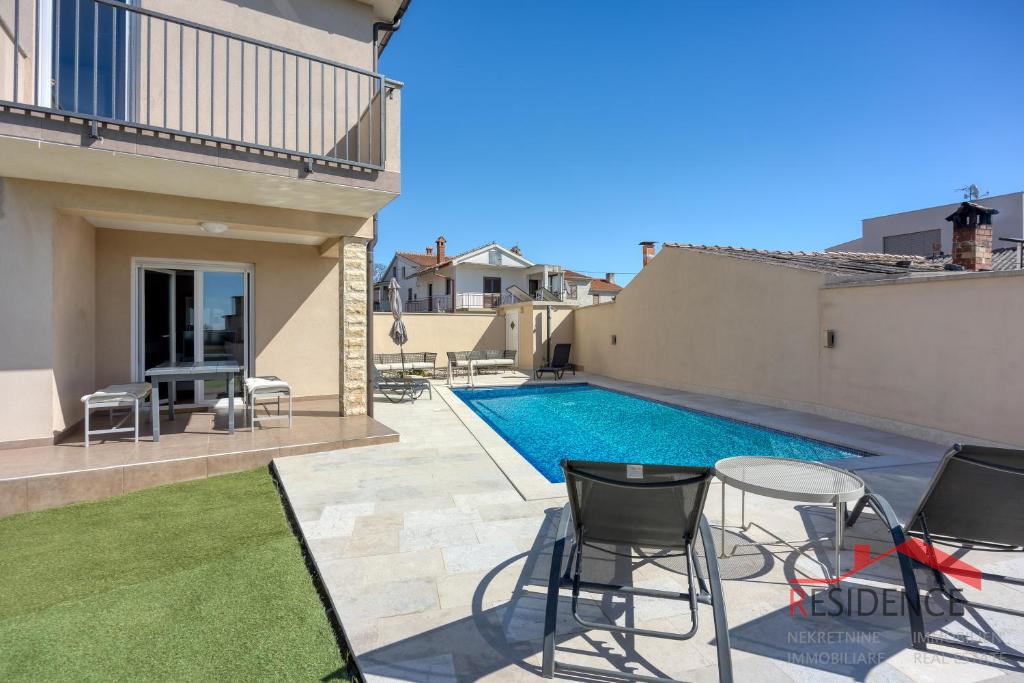 Galižana – Una bella casa bifamiliare con piscina e vista sul mare