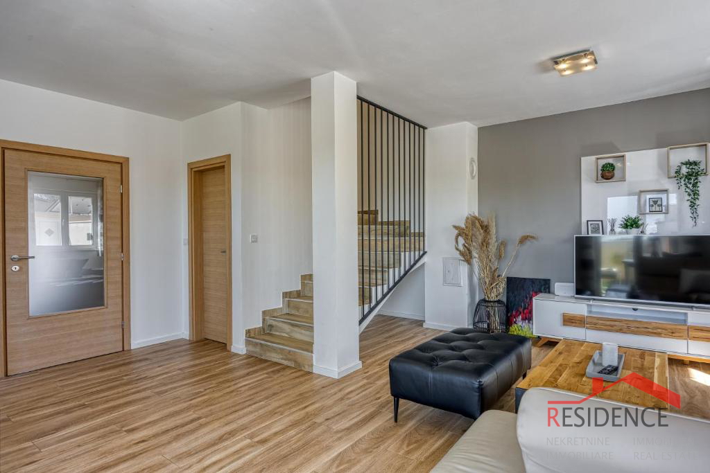 Galižana – Una bella casa bifamiliare con piscina e vista sul mare