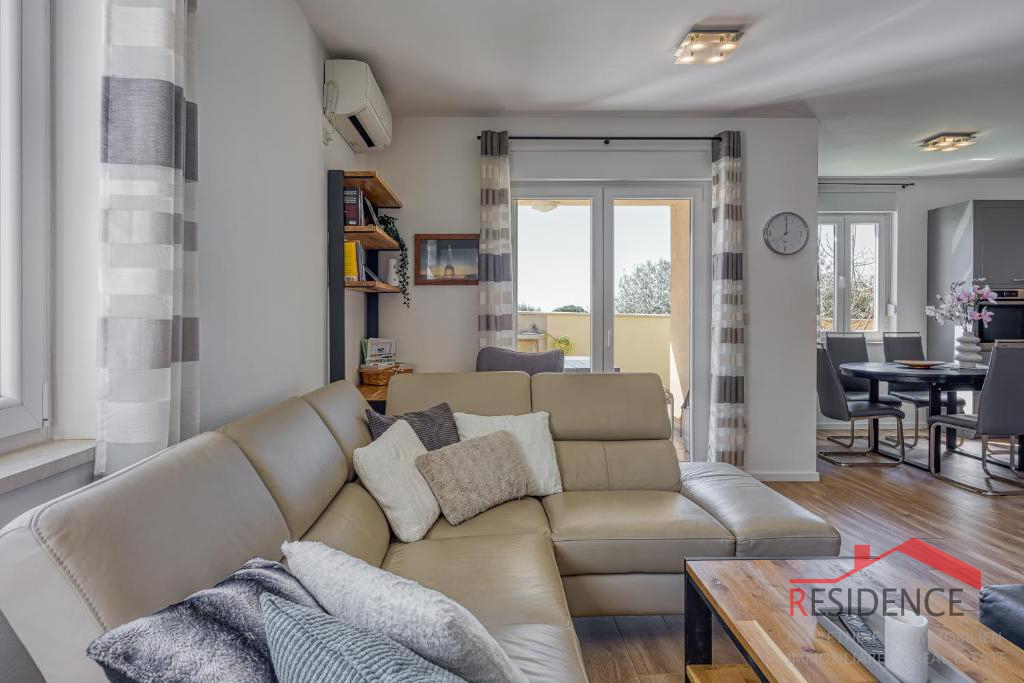 Galižana – Una bella casa bifamiliare con piscina e vista sul mare