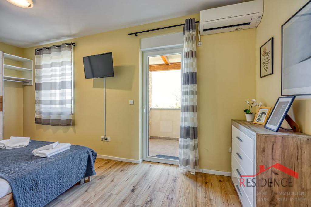 Galižana – Una bella casa bifamiliare con piscina e vista sul mare