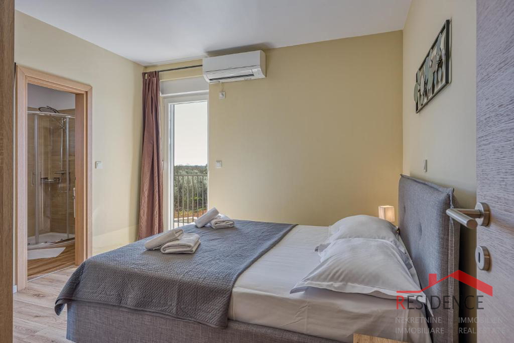 Galižana – Una bella casa bifamiliare con piscina e vista sul mare