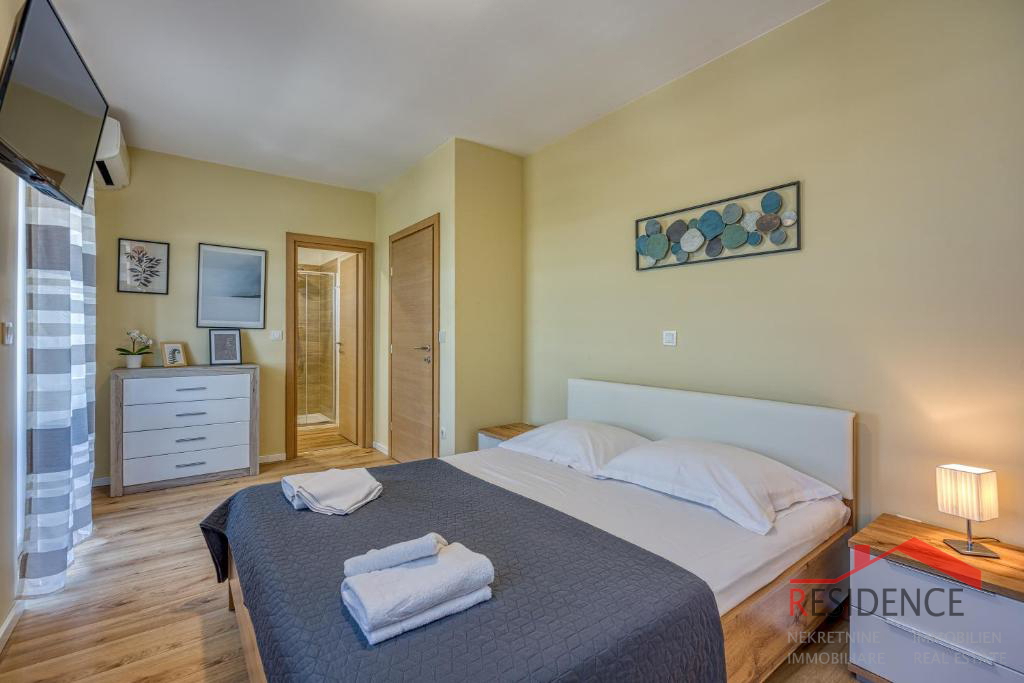 Galižana – Una bella casa bifamiliare con piscina e vista sul mare