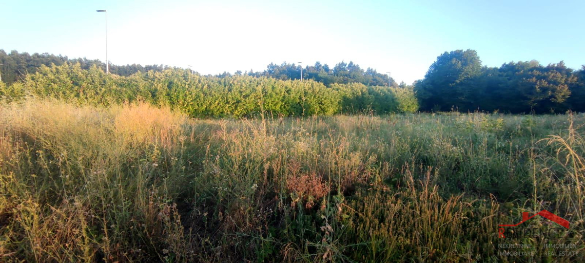 Pazin, attraente terreno edificabile nella zona industriale, vicino all autostrada Ipsilon