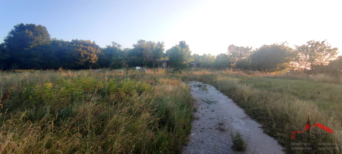 Pazin, attraente terreno edificabile nella zona industriale, vicino all autostrada Ipsilon