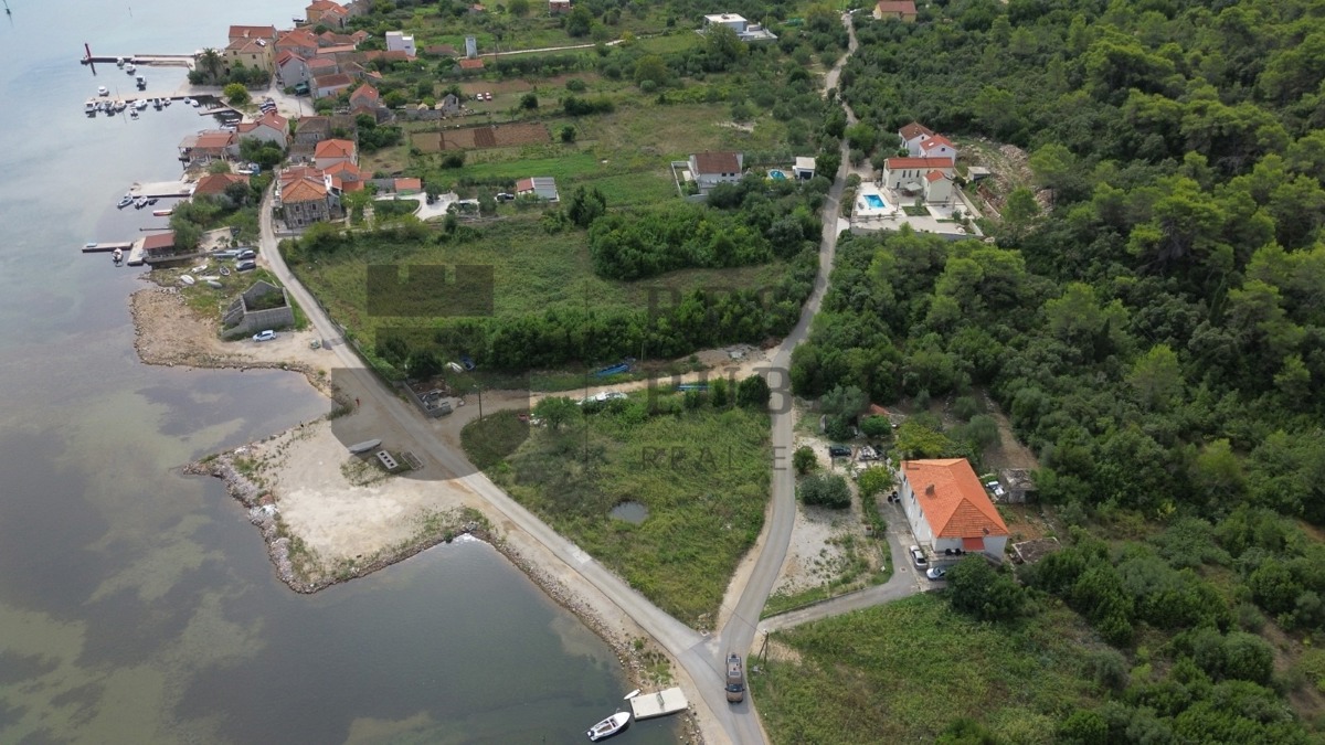 TERRENO FRONTE MARE IN VENDITA A BROCE, PELJESAC