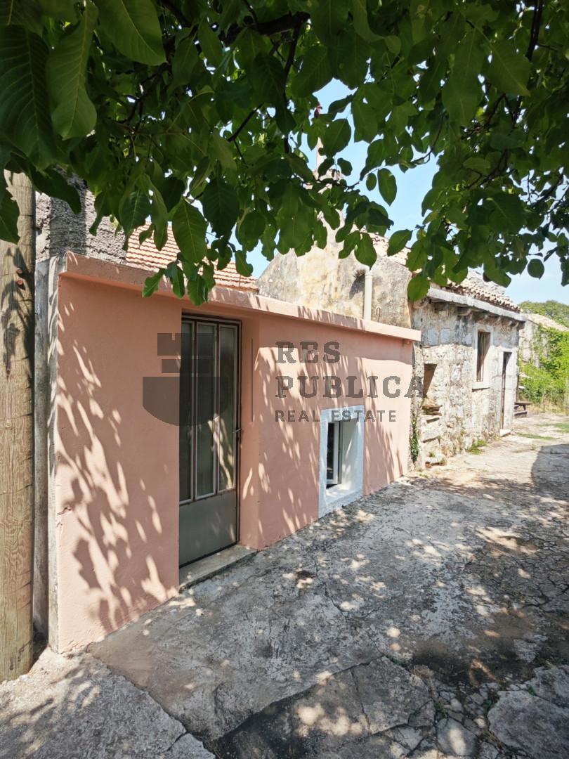 Casa con rudere in una zona tranquilla della penisola di Pelješac

