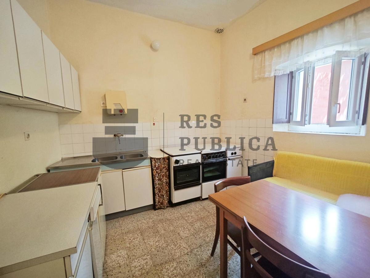 Casa con rudere in una zona tranquilla della penisola di Pelješac

