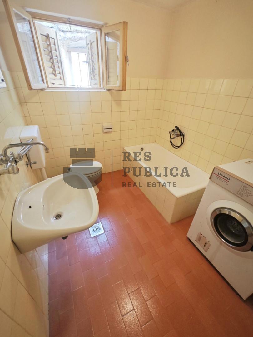 Casa con rudere in una zona tranquilla della penisola di Pelješac

