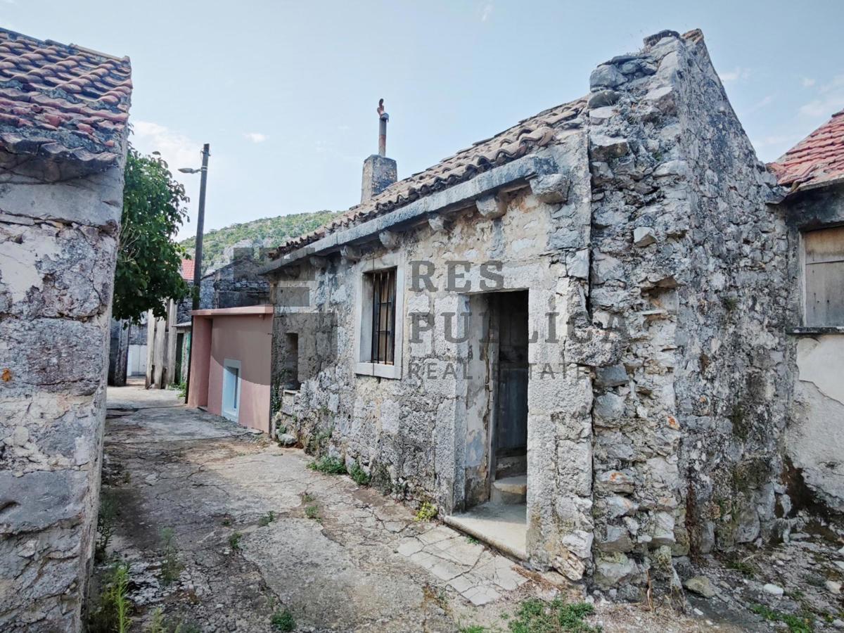 Casa con rudere in una zona tranquilla della penisola di Pelješac

