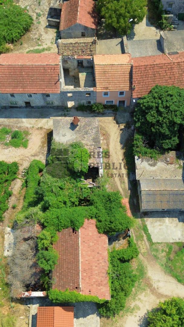 Casa con rudere in una zona tranquilla della penisola di Pelješac

