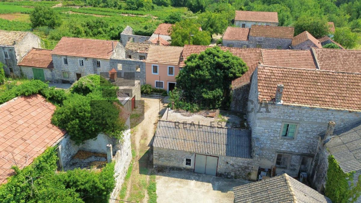 Casa con rudere in una zona tranquilla della penisola di Pelješac

