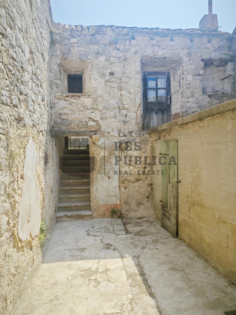 Casa con rudere in una zona tranquilla della penisola di Pelješac

