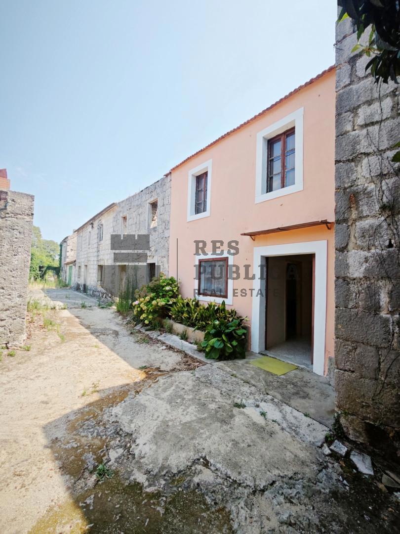 Casa con rudere in una zona tranquilla della penisola di Pelješac

