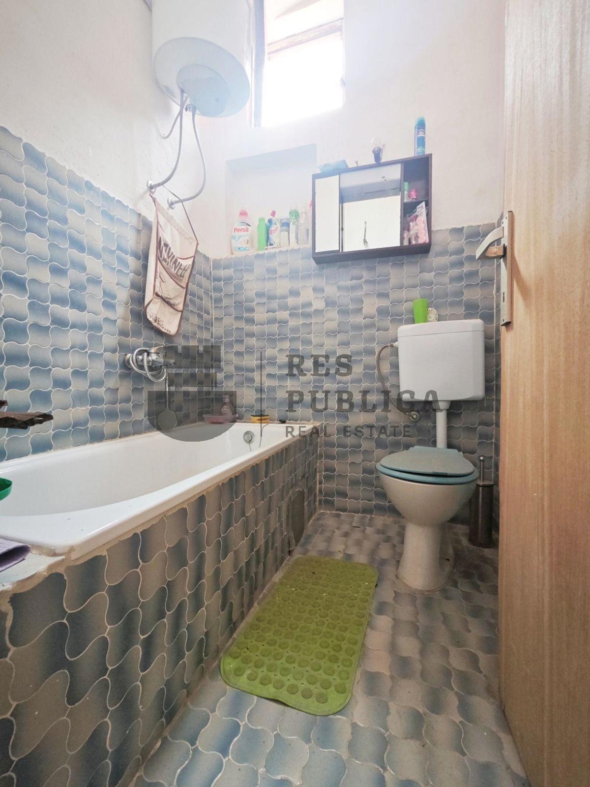 CASA CON APPARTAMENTI A KOMARNA