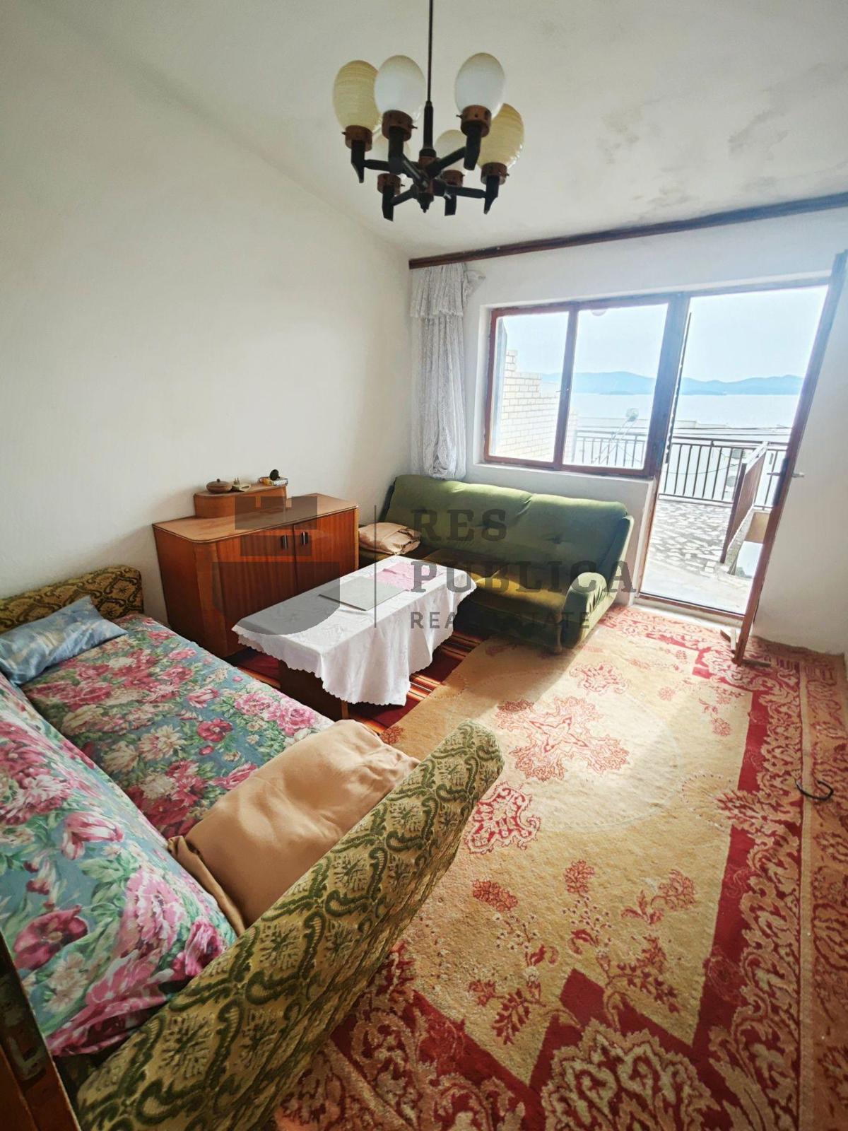 CASA CON APPARTAMENTI A KOMARNA