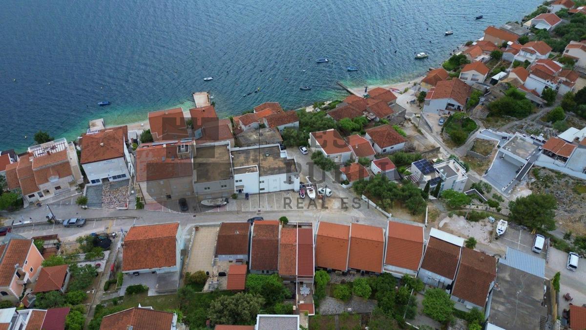 CASA CON APPARTAMENTI A KOMARNA