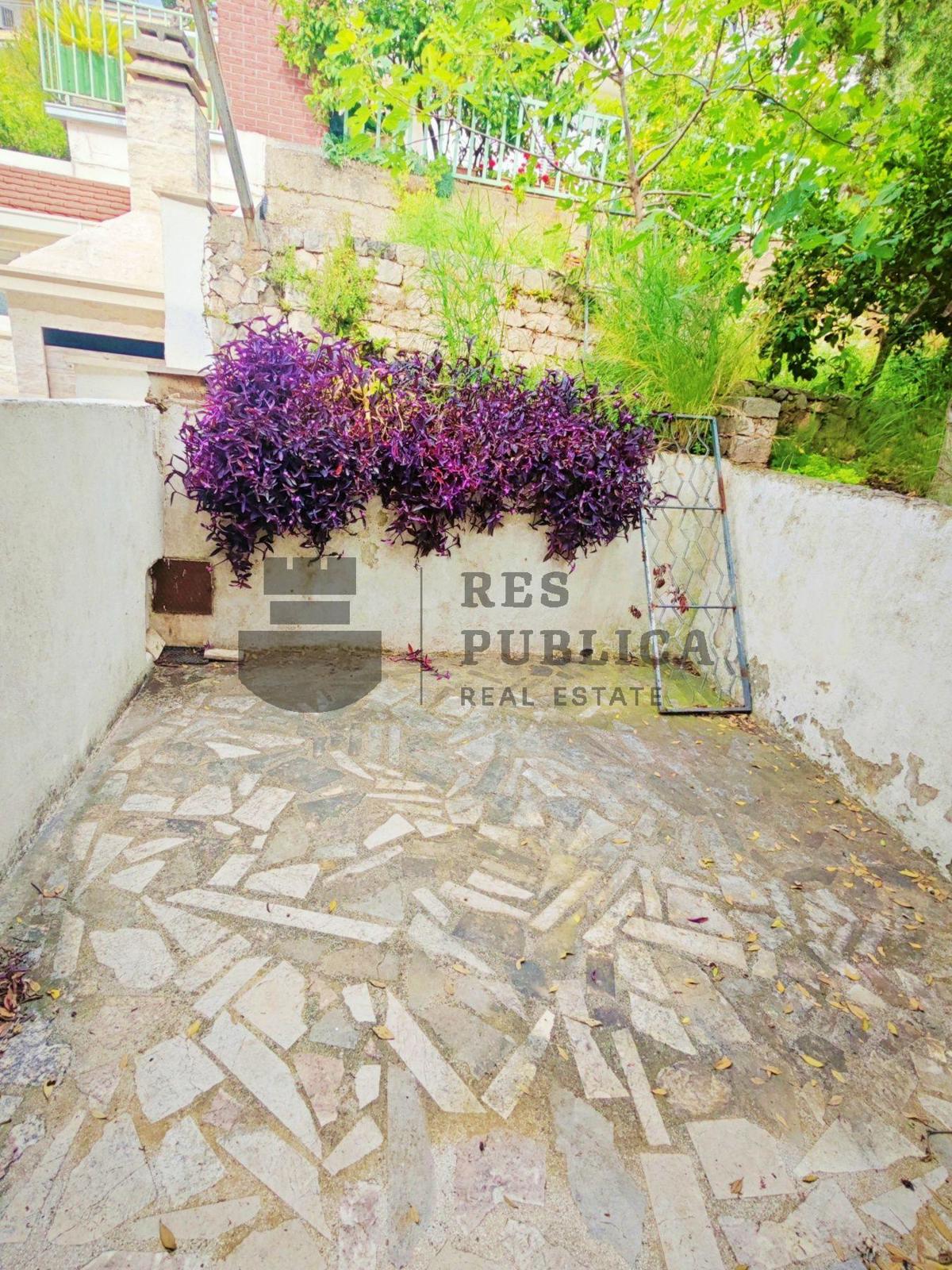 CASA CON APPARTAMENTI A KOMARNA