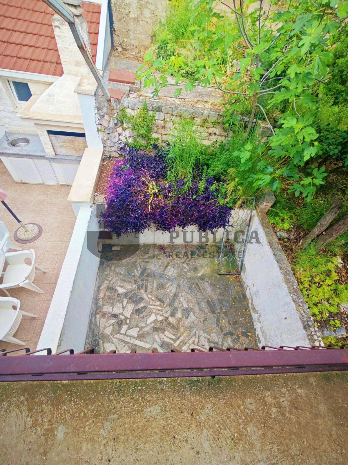 CASA CON APPARTAMENTI A KOMARNA