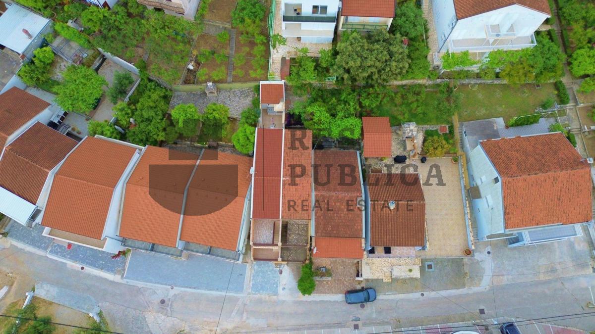 CASA CON APPARTAMENTI A KOMARNA