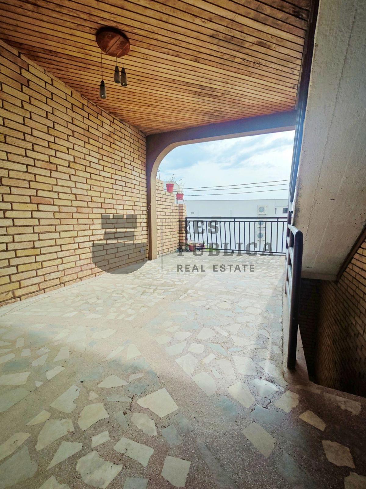 CASA CON APPARTAMENTI A KOMARNA