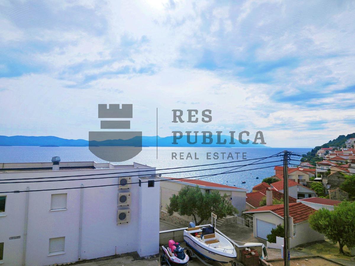 CASA CON APPARTAMENTI A KOMARNA