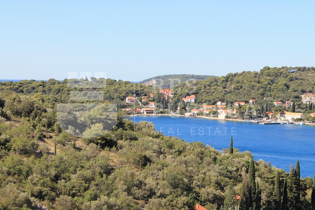 Villa in pietra con giardino vicino al mare