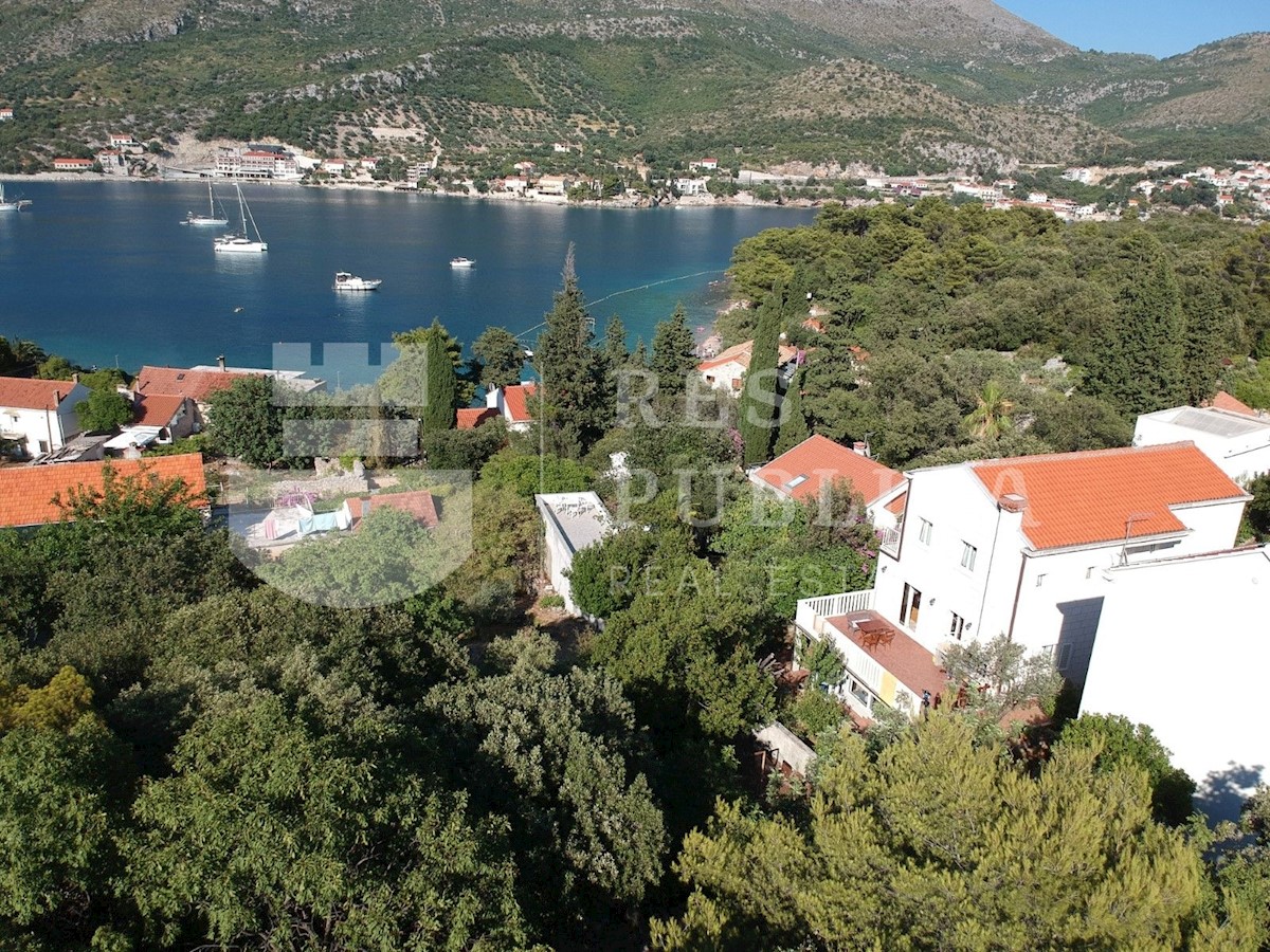 Villa in pietra con giardino vicino al mare