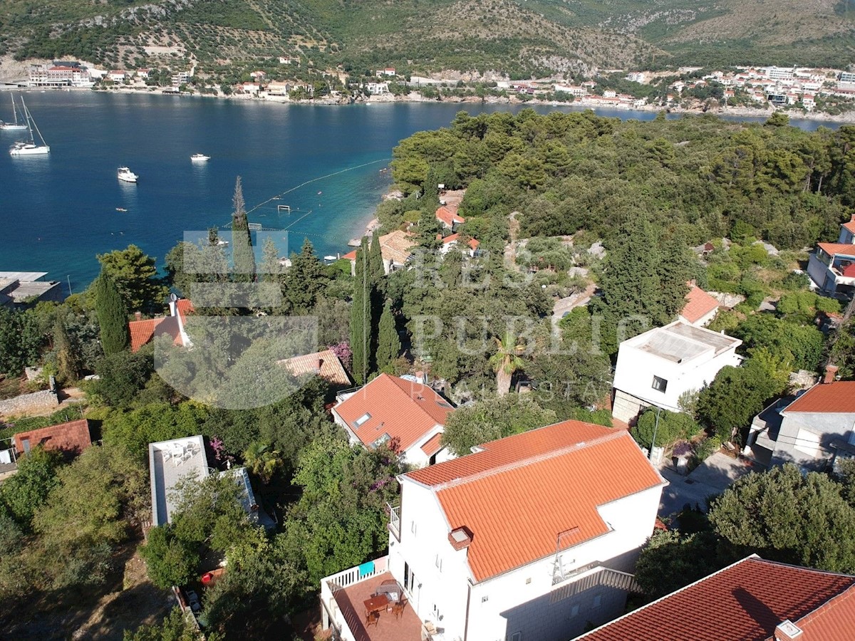 Villa in pietra con giardino vicino al mare