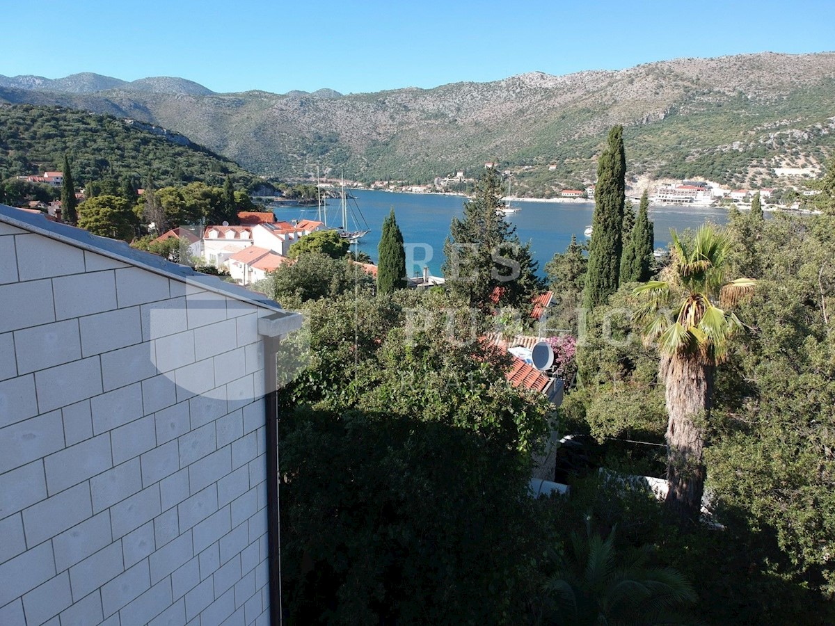 Villa in pietra con giardino vicino al mare