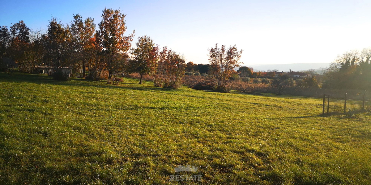 Istria orientale: terreno edificabile per casa, a 11 km dal mare, Labin