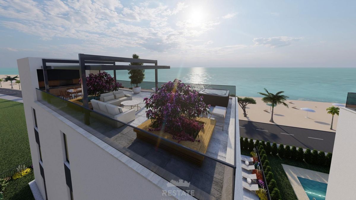 appartamento con terrazza, prima fila sul mare