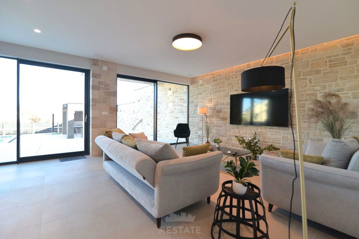 costruzione di alta qualità, casa completamente attrezzata con piscina